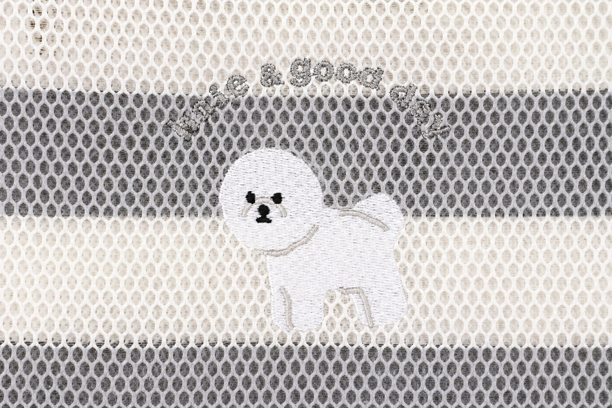 白と優しいグレーのボーダーメッシュにビションフリーゼの刺繍。犬の上には「have a good day」とグレーの刺繍、持ち手は黄色
